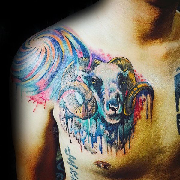Tatouage Tête De Bélier Avec Peinture Multicolore Sur Le Torse