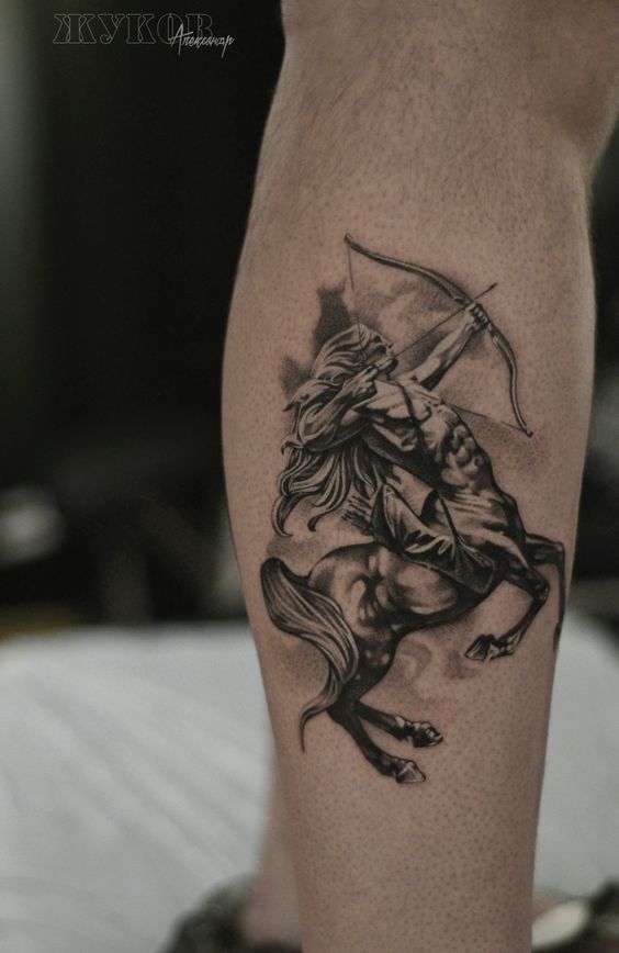 Tatouage Centaure Archer En Noir Et Gris Sur Le Mollet