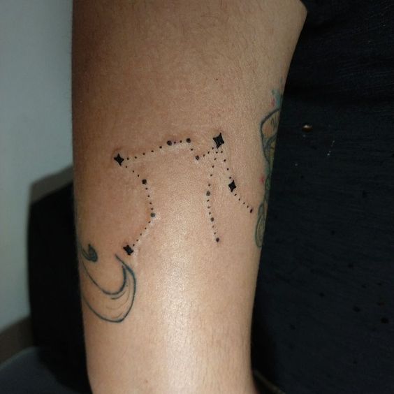 Tatouage Constellation Du Verseau Sur Le Bras