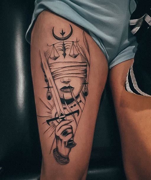 Tatouage Femme Avec épée Et Balance Sur La Cuisse