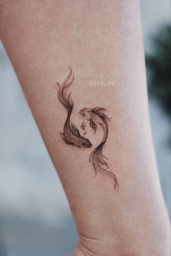 Tatouage Poissons Gris Sur La Jambe