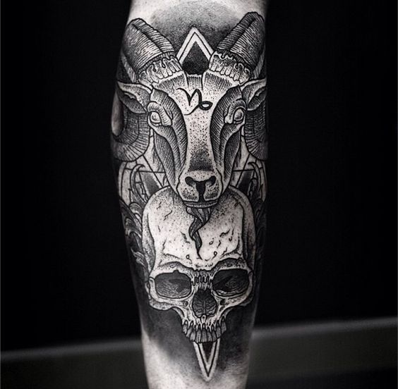 Tatouage Signe Capricorne Avec Bouc Et Crâne Sur Le Mollet