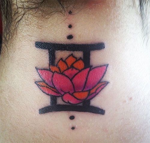 Tatouage Signe Gémeaux Avec Lotus Rouge Sur La Nuque