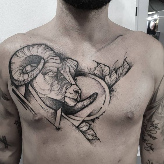 Tatouage Tête De Bélier En Noir Et Gris Sur Le Torse