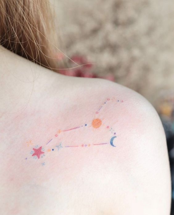 Tatouage Constellation Du Lion Multicolore Sur La Clavicule