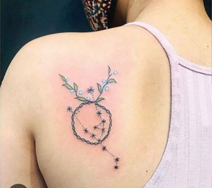 Tatouage Constellation Du Taureau Et Symbole En Fleurs Sur L'omoplate