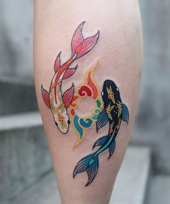 Tatouage Poissons à Motif Florale Sur La Jambe