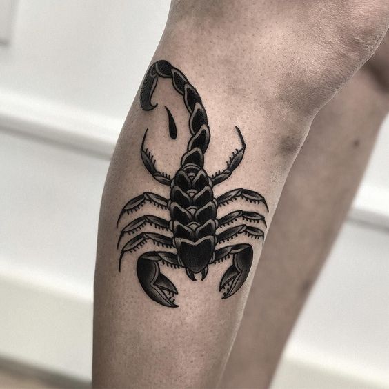 Tatouage Scorpion Noir Avec Venin Sur La Jambe