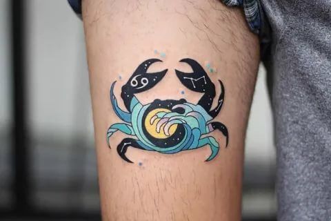 Tatouage Signe Cancer Avec Crabe Et Vagues Sur La Cuisse