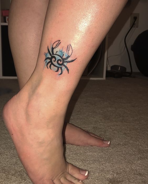 Tatouage Signe Cancer Avec Peinture Bleue Sur La Jambe