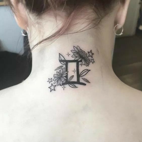 Tatouage Signe Gémeaux Avec Fleurs Et étoiles Sur La Nuque