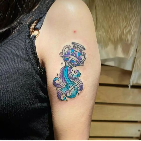 Tatouage Vase Violet Et Bleu Sur Le Bras