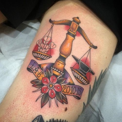 Tatouage Balance Old School Sur La Cuisse