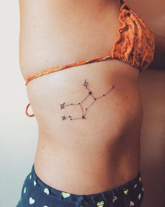 Tatouage Constellation De La Vierge Sur Les Côtes