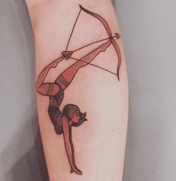 Tatouage Femme Archer Acrobate Sur Le Mollet