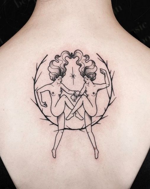 Tatouage Jumelles Et étoile Sur Le Dos