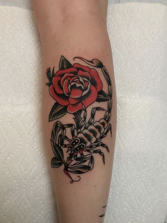 Tatouage Scorpion Et Rose Old School Sur La Jambe
