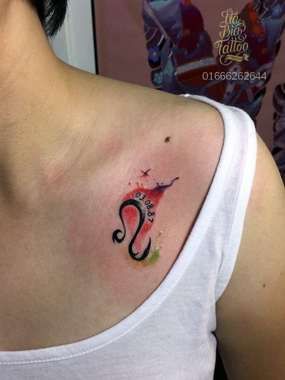 Tatouage Signe Lion Avec Date De Naissance Sur La Clavicule