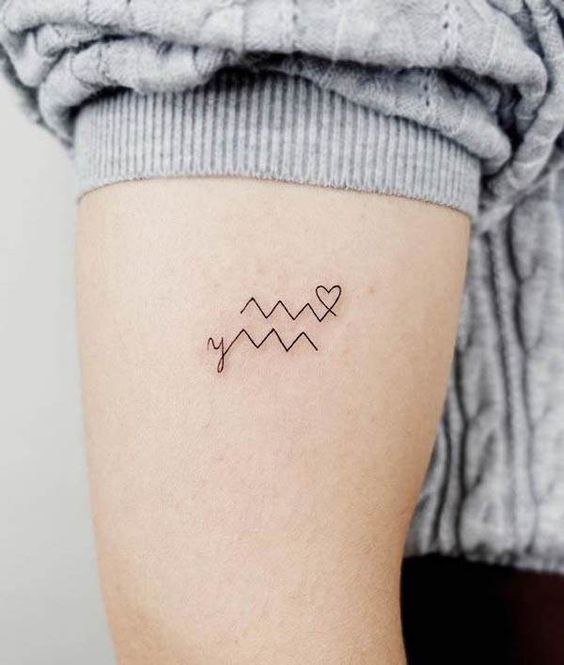 Tatouage Signe Verseau Avec Coeur Et Initiale Sur Le Bras
