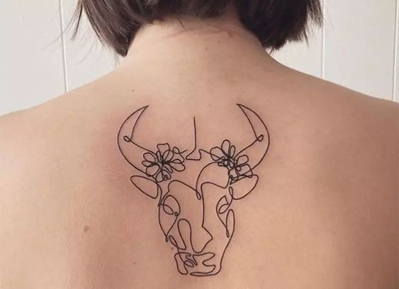 Tatouage Taureau Et Fleurs En Trait Unique Sur Le Dos