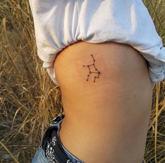 Tatouage Constellation De La Vierge Discrète Sur Les Côtes