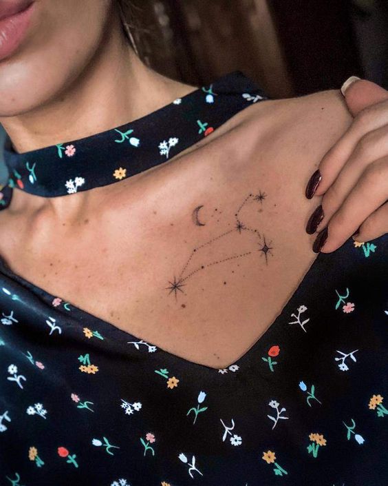 Tatouage Constellation Du Lion Avec Lune Sur La Clavicule