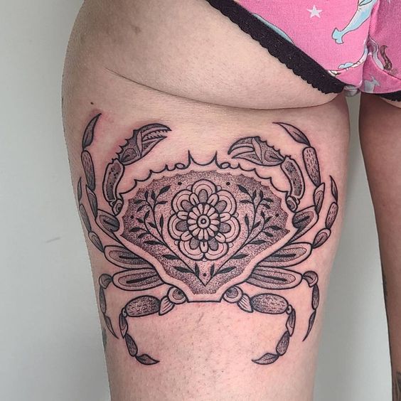 Tatouage Crabe à Motif Florale Sur La Cuisse