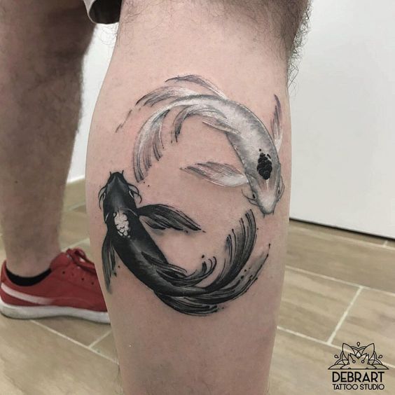 Tatouage Poissons Noir Et Blanc Sur La Jambe