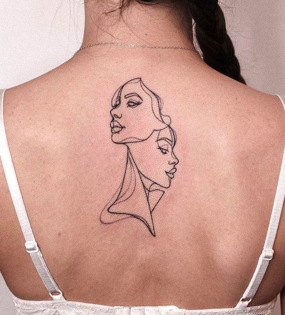 Tatouage Signe Gémeaux En Trait Unique Sur Le Dos