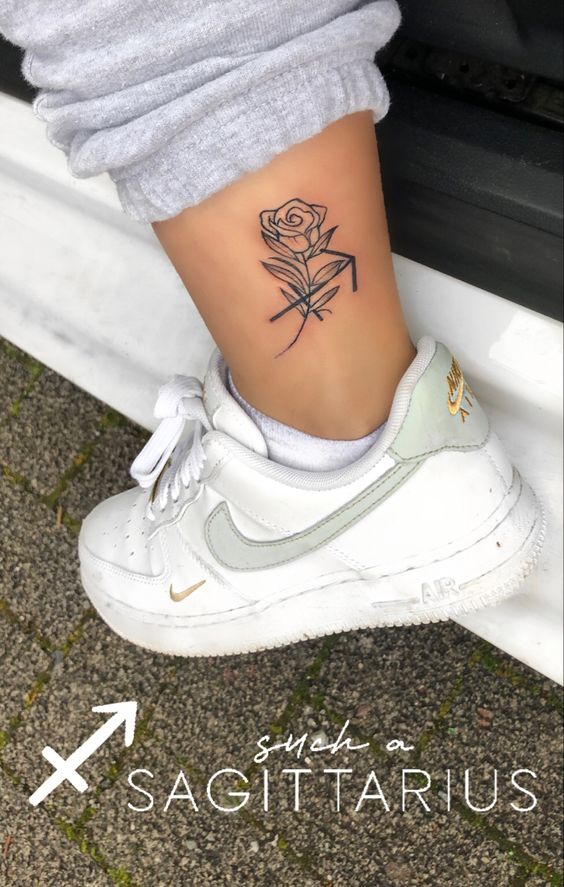 Tatouage Signe Sagittaire Et Rose Sur La Cheville