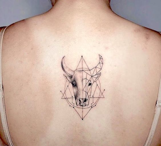 Tatouage Taureau Réaliste Et Géométrique Avec Constellation Sur Le Dos