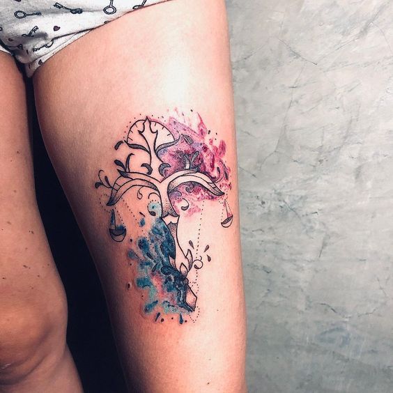 Tatouage Balance Et Aquarelles Sur La Cuisse