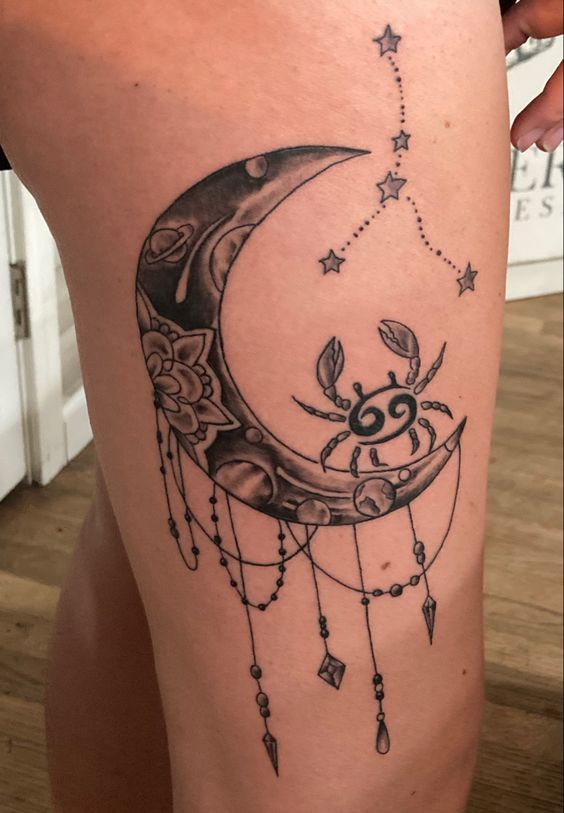 Tatouage Constellation Du Cancer Avec Lune Et Ornements Sur La Cuisse
