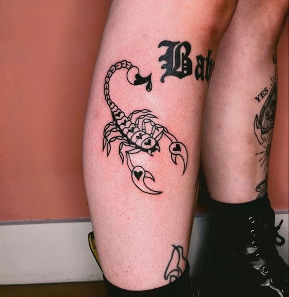 Tatouage Scorpion Avec Venin Et Coeur Sur La Jambe