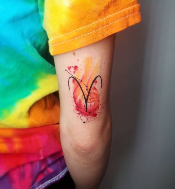 Tatouage Signe Bélier Avec Flammes Oranges Sur Le Bras