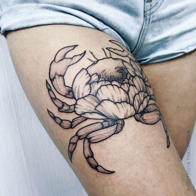 Tatouage Signe Cancer En Noir Et Gris Sur La Cuisse