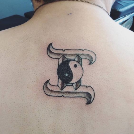Tatouage Signe Gémeaux Yin Yang Sur Le Dos
