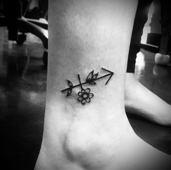 Tatouage Signe Sagittaire Et Fleur Sur La Cheville