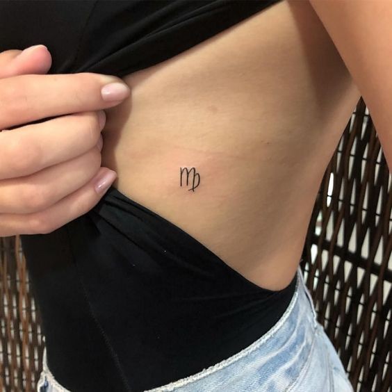 Tatouage Signe Vierge Discrète Sur Les Côtes