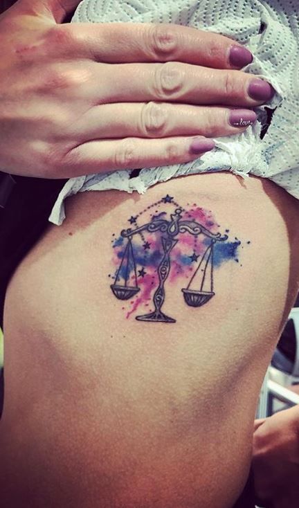 Tatouage Balance, Constellation Et Aquarelle Sur Les Côtes