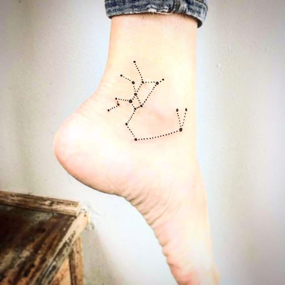 Tatouage Constellation Du Sagittaire En Dots Sur La Cheville