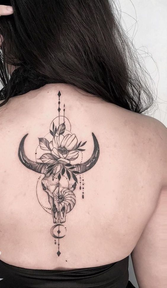 Tatouage Crâne De Taureau Avec Fleurs Et Ornement Sur Le Dos