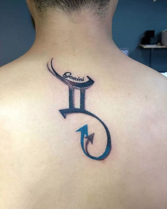 Tatouage Signe Gémeaux Et Mot Gemini Sur Le Dos