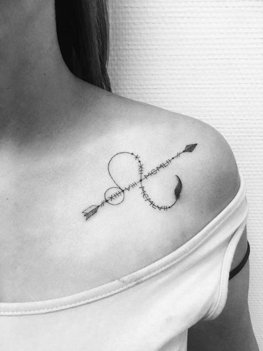 Tatouage Signe Lion Avec Date Et Flèche Sur La Clavicule