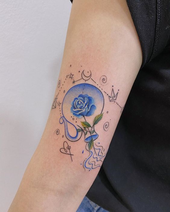 Tatouage Vase Renversé Et Rose Bleue Sur Le Bras