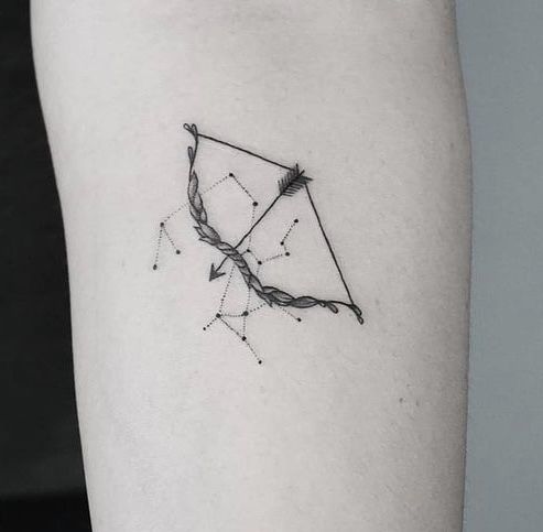 Tatouage Arc, Flèche Et Constellation Sur L'avant Bras