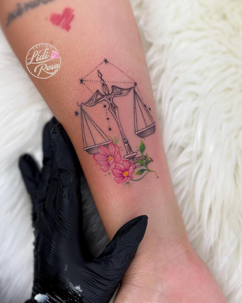Tatouage Balance Avec Fleurs Colorées Sur L'avant Bras