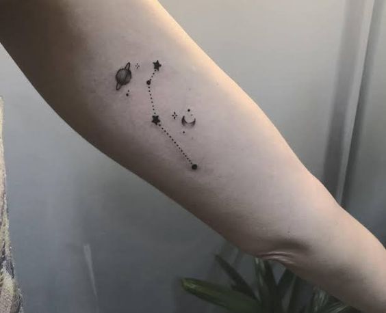 Tatouage Constellation Du Bélier Avec Planète Et Lune Sur Le Bras