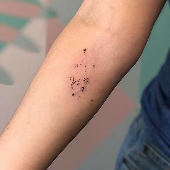 Tatouage Constellation Et Symbole Bélier Sur L'avant Bras