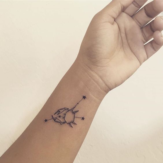 Tatouage Crabe Et Constellation Du Cancer Sur Le Poignet